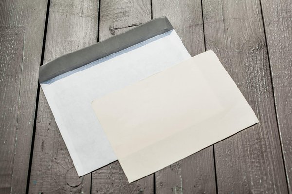 Expédition de courrier : pour quelles raisons opter pour les enveloppes postales en plastique ?